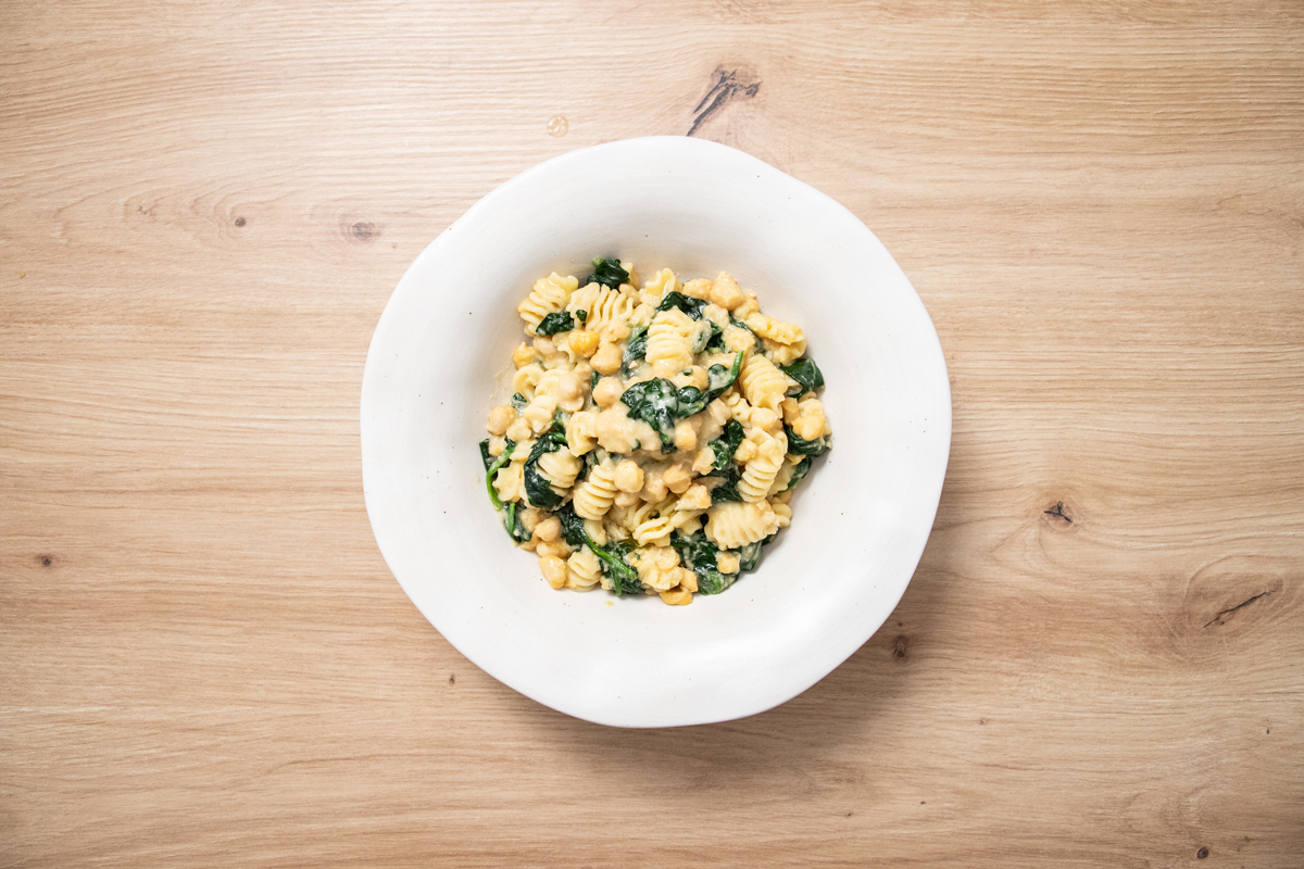 pasta con garbanzos y espinacas-servir