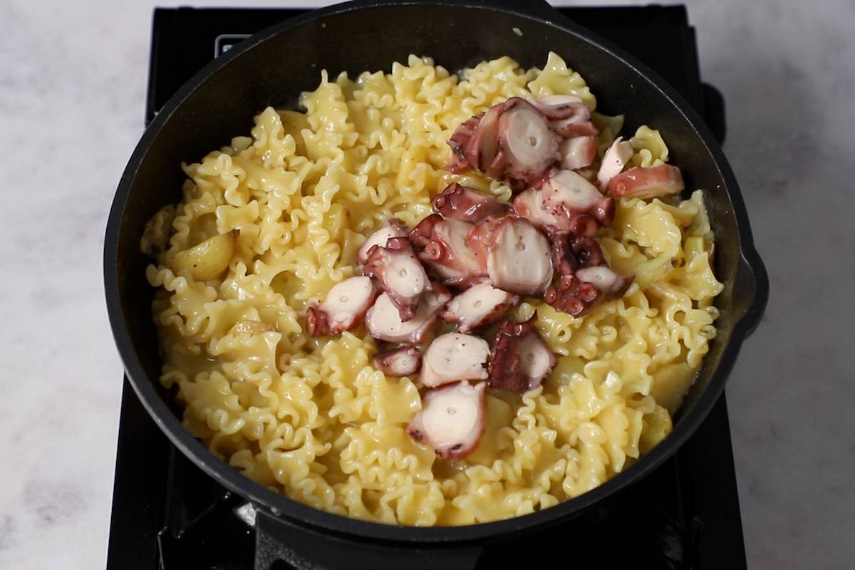 paso a paso pasta con pulpo: añadir pulpo