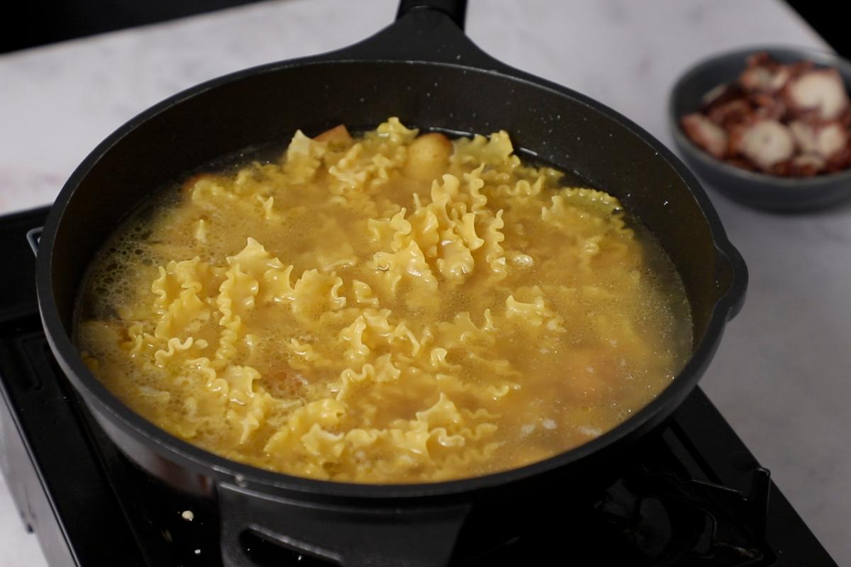 paso a paso pasta con pulpo: cocer pasta