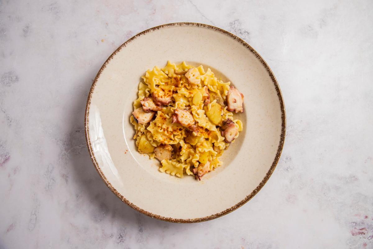 paso a paso pasta con pulpo: emplatar