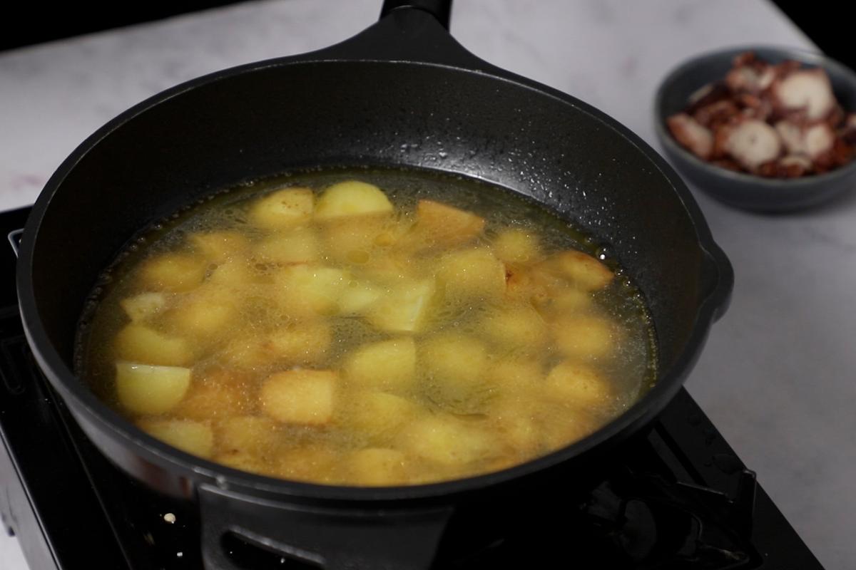 paso a paso pasta con pulpo: patatas
