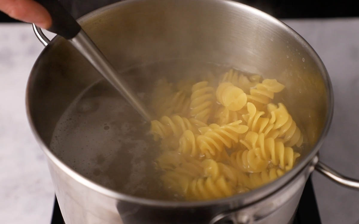 Paso a paso pasta con queso azul hervir pasta