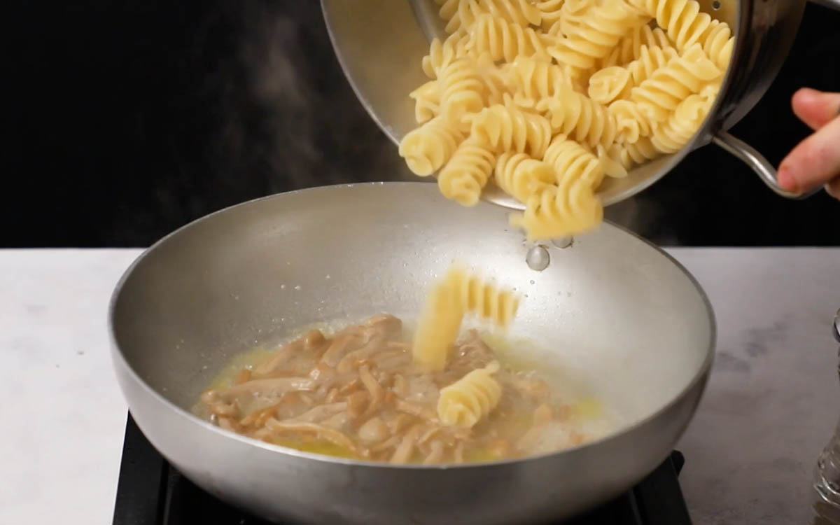 Paso a paso pasta con queso azul mezclar pasta y setas
