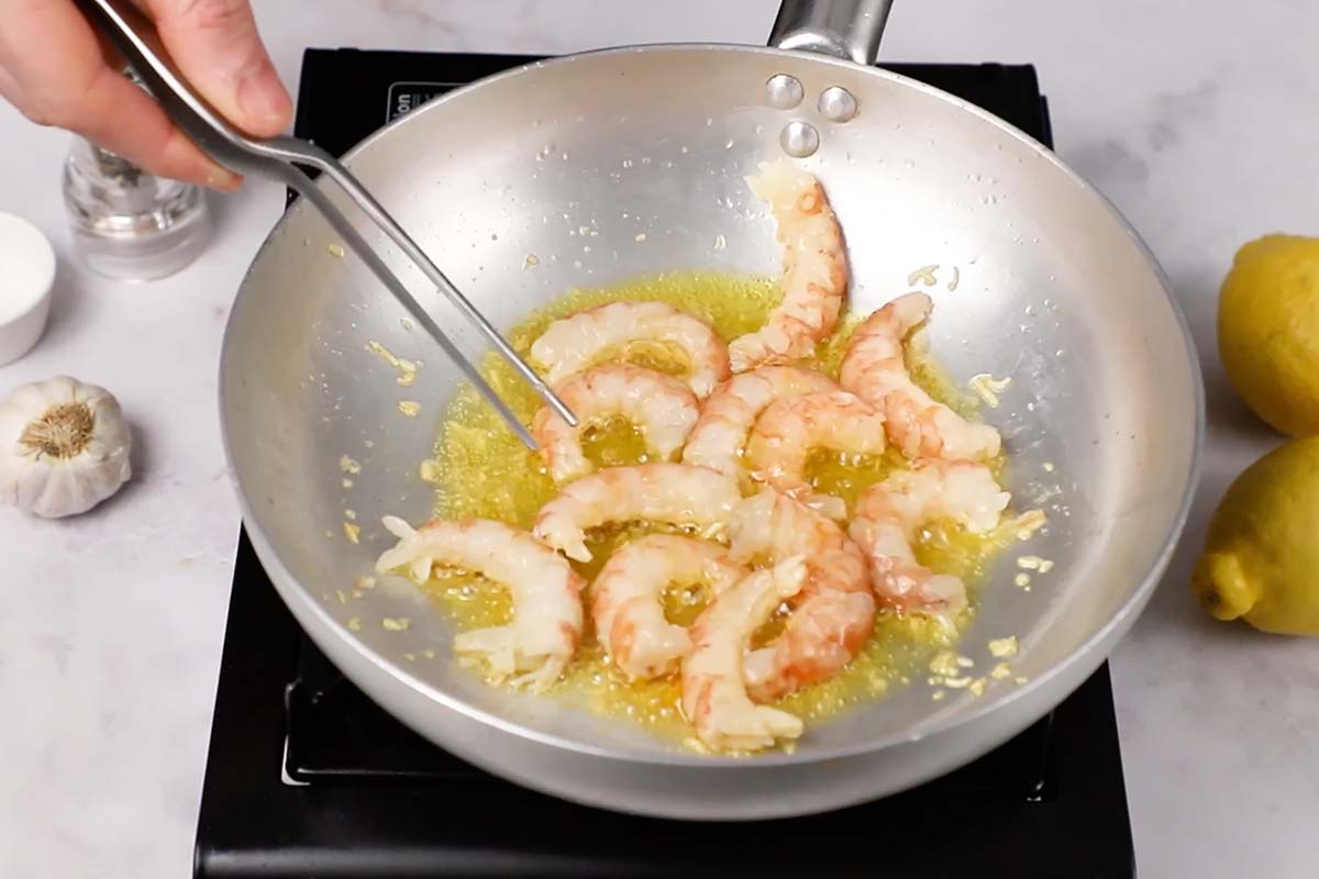 Paso a paso pasta con sepia marcar gambas