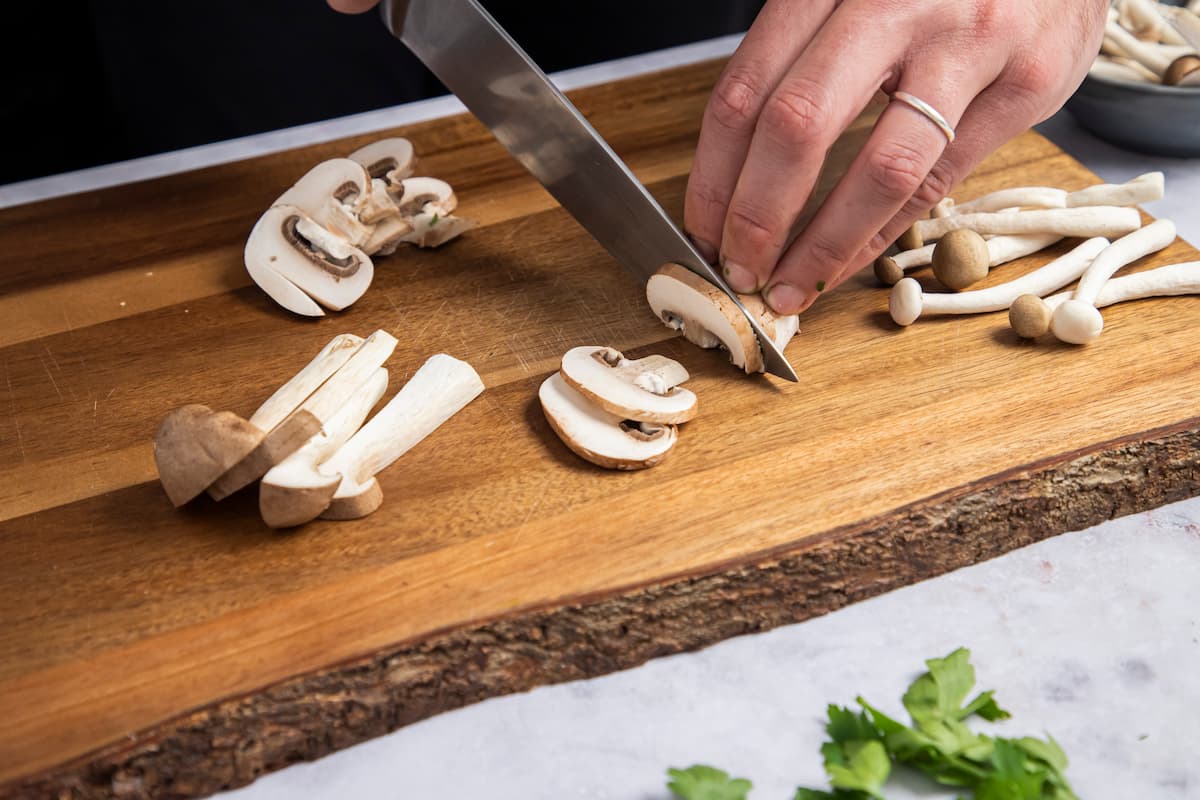 Receta de pasta con setas. Paso 2: Laminar las setas.