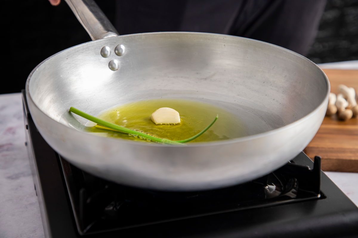 Receta de pasta con setas. Paso 4: dorar ajo y perejil