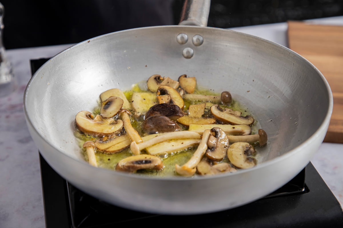 Receta de pasta con setas. Paso 6: salteamos todo