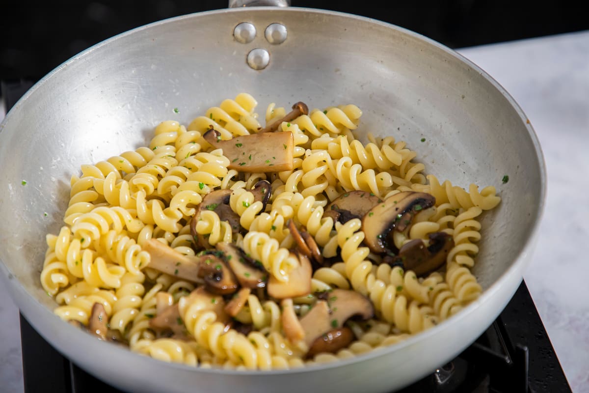 Receta de pasta con setas. Paso 7: salteamos y servimos