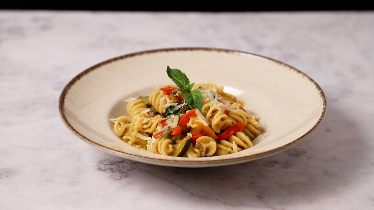 Paso a paso: pasta con verduras - emplatado