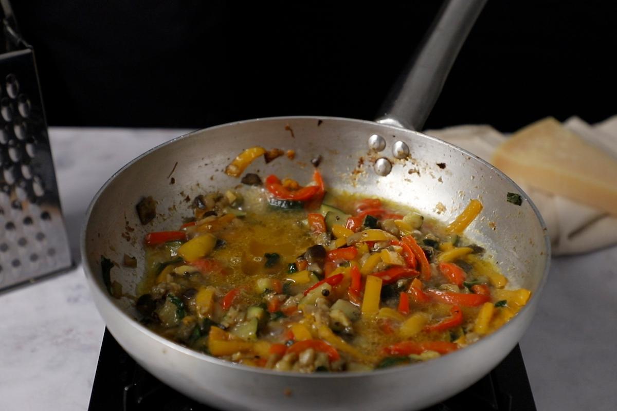Paso a paso: Pasta verduras - añade agua