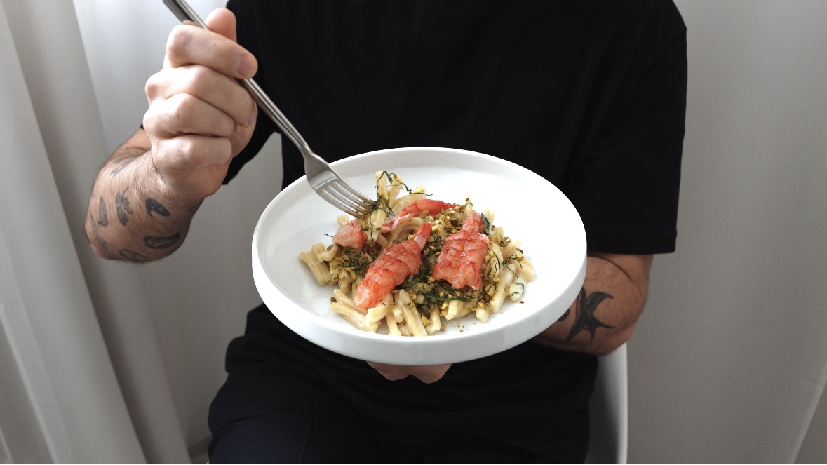 Pasta con pesto de pistachos y carabineros - emplatamos