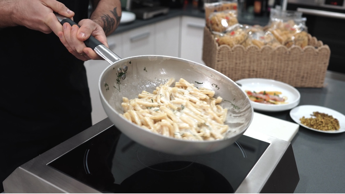 Pasta con pesto de pistachos y carabineros - mantecatura