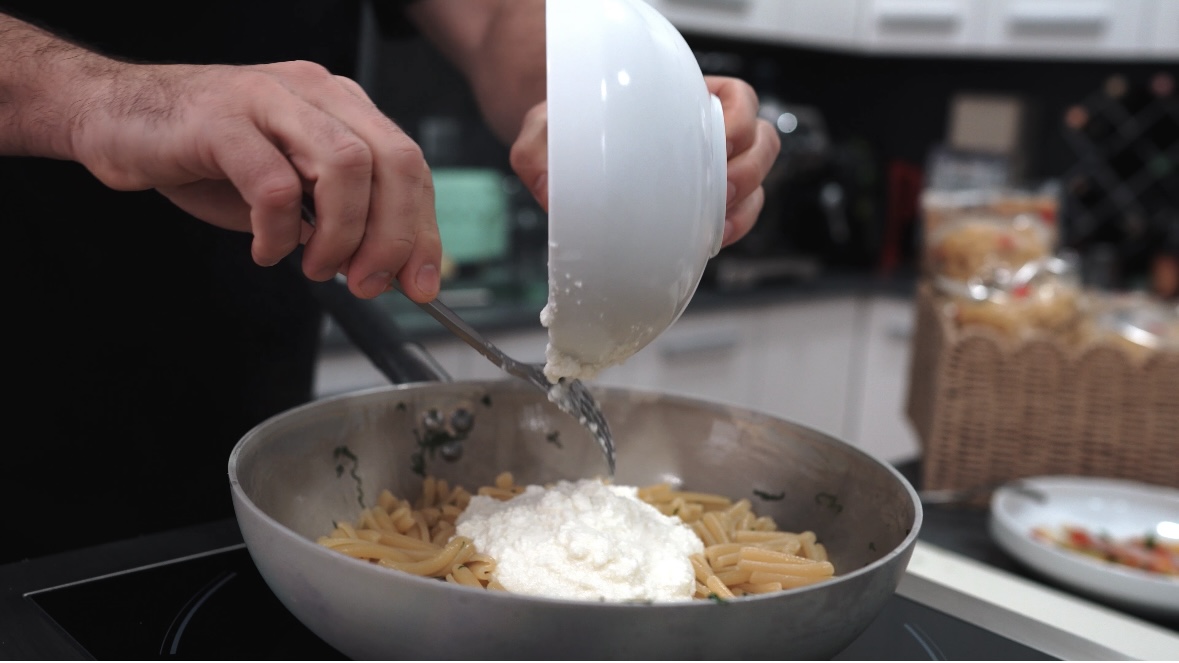 Pasta con pesto de pistachos y carabineros - pecorino