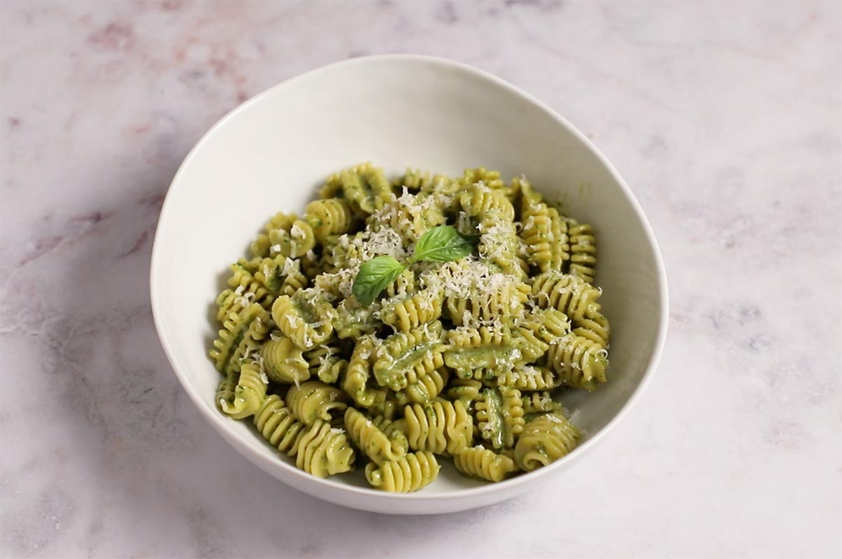 Emplatado Pasta radiatori con albahaca