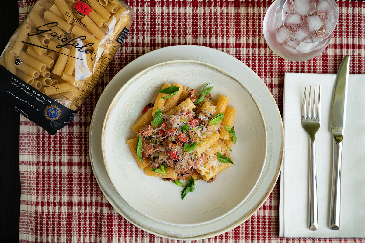 Pasta con salchicha y pimiento rojo