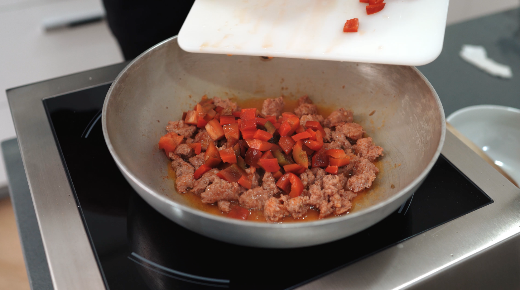 Pasta con salchicha y pimiento rojo - salteamos