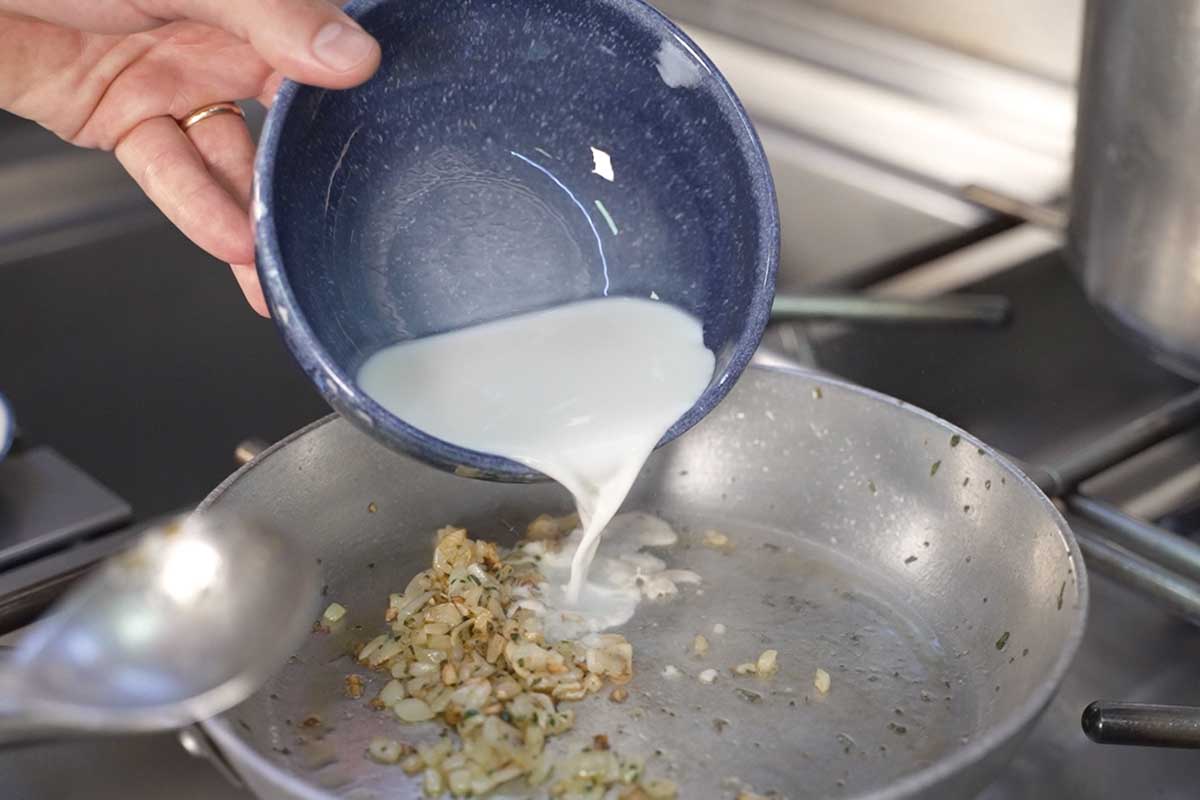 paso a paso Penne con salsa cabrales e pere fresche calentar leche