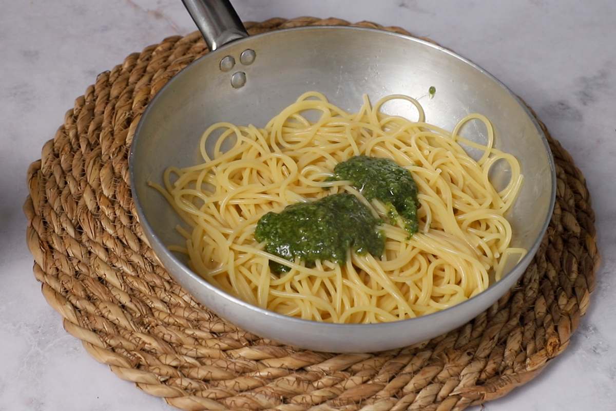 Paso a paso pesti alla genovese: Incorpora el pesto a los spaguettis