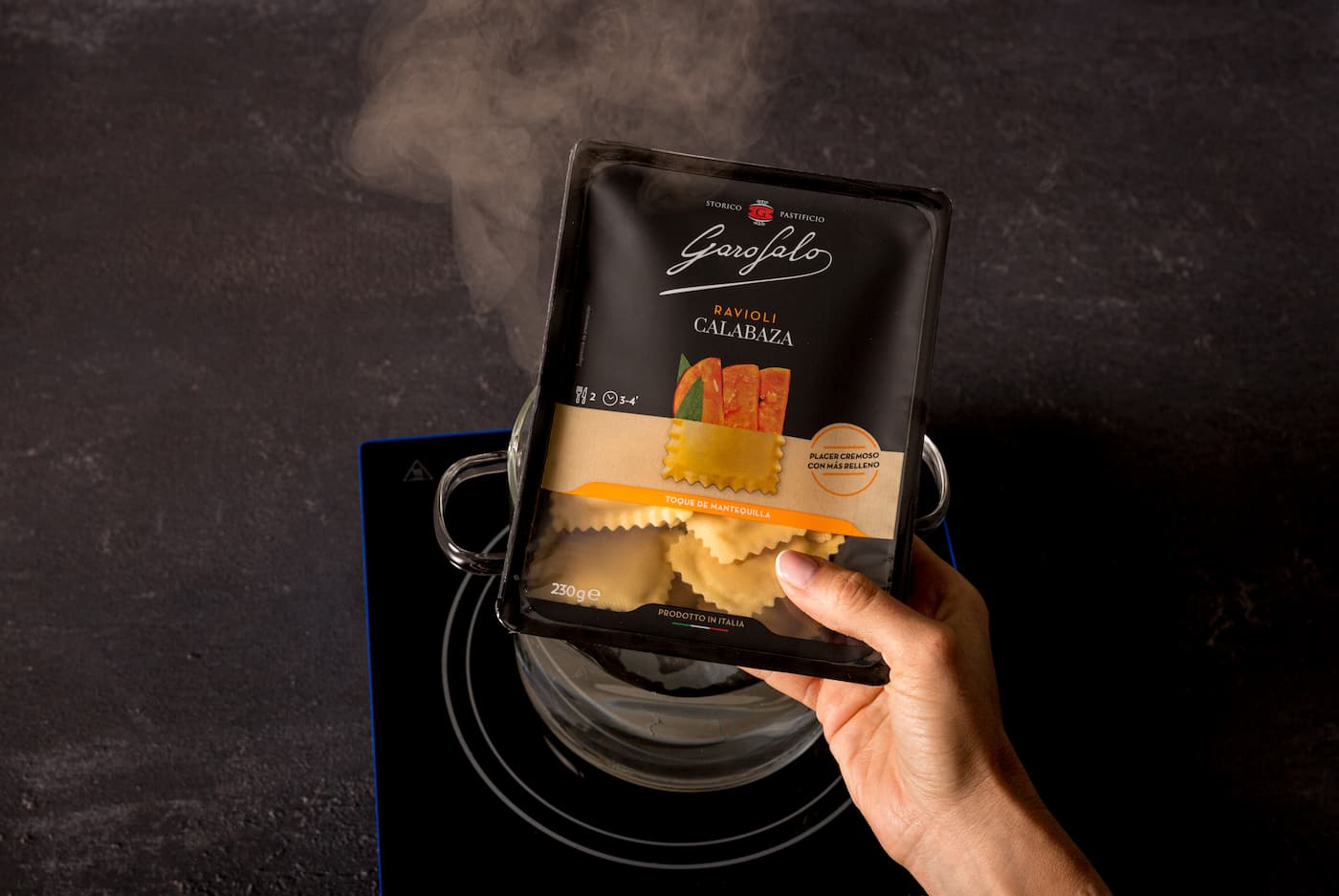 Receta Ravioli de Calabaza con salsa de mantequilla tostada, queso, albahaca y migas de jamón. Paso 1: cocer la pasta