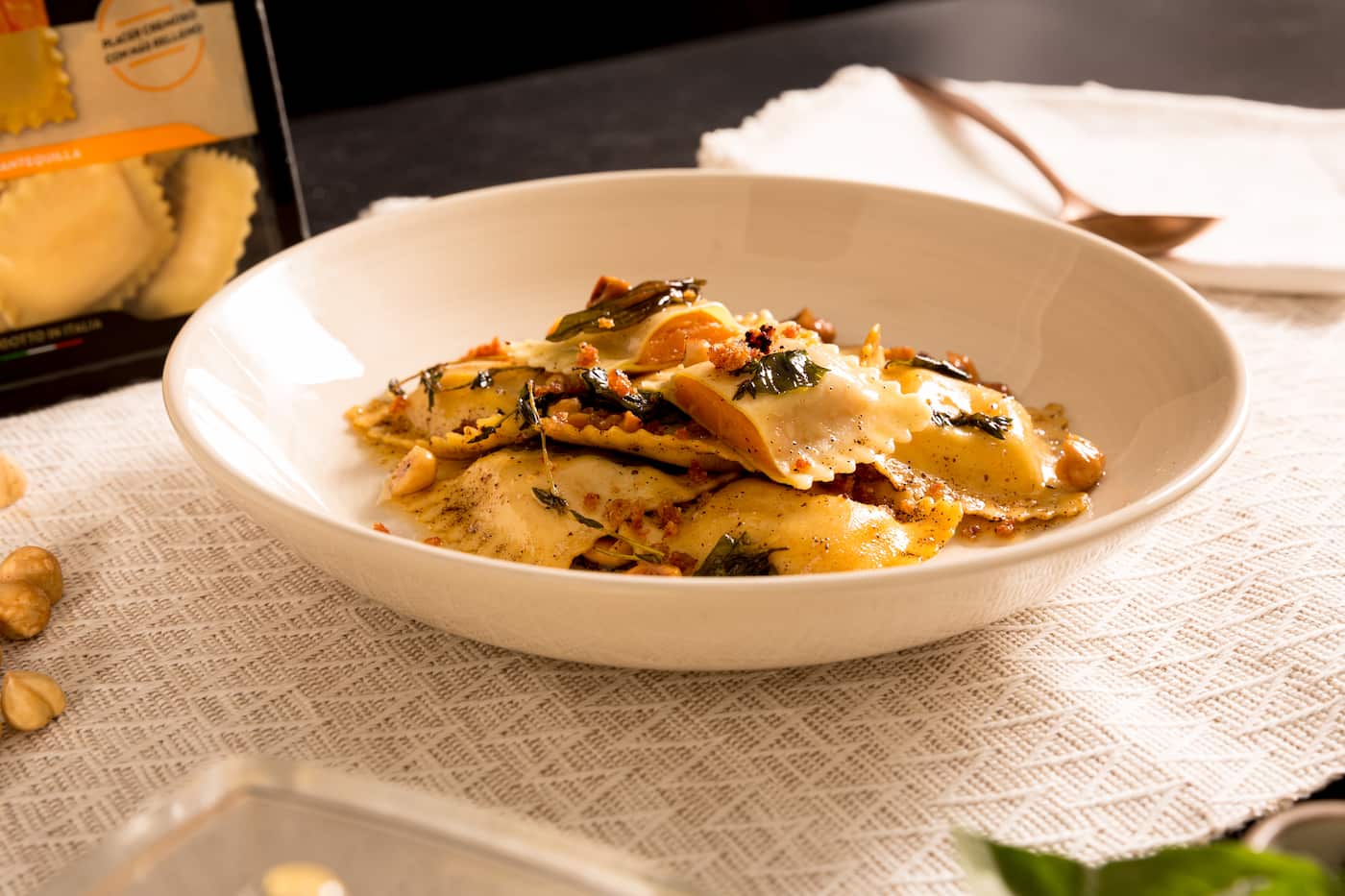 Receta Ravioli de Calabaza con salsa de mantequilla tostada, queso, albahaca y migas de jamón. Paso 5: servimos en porciones individuales