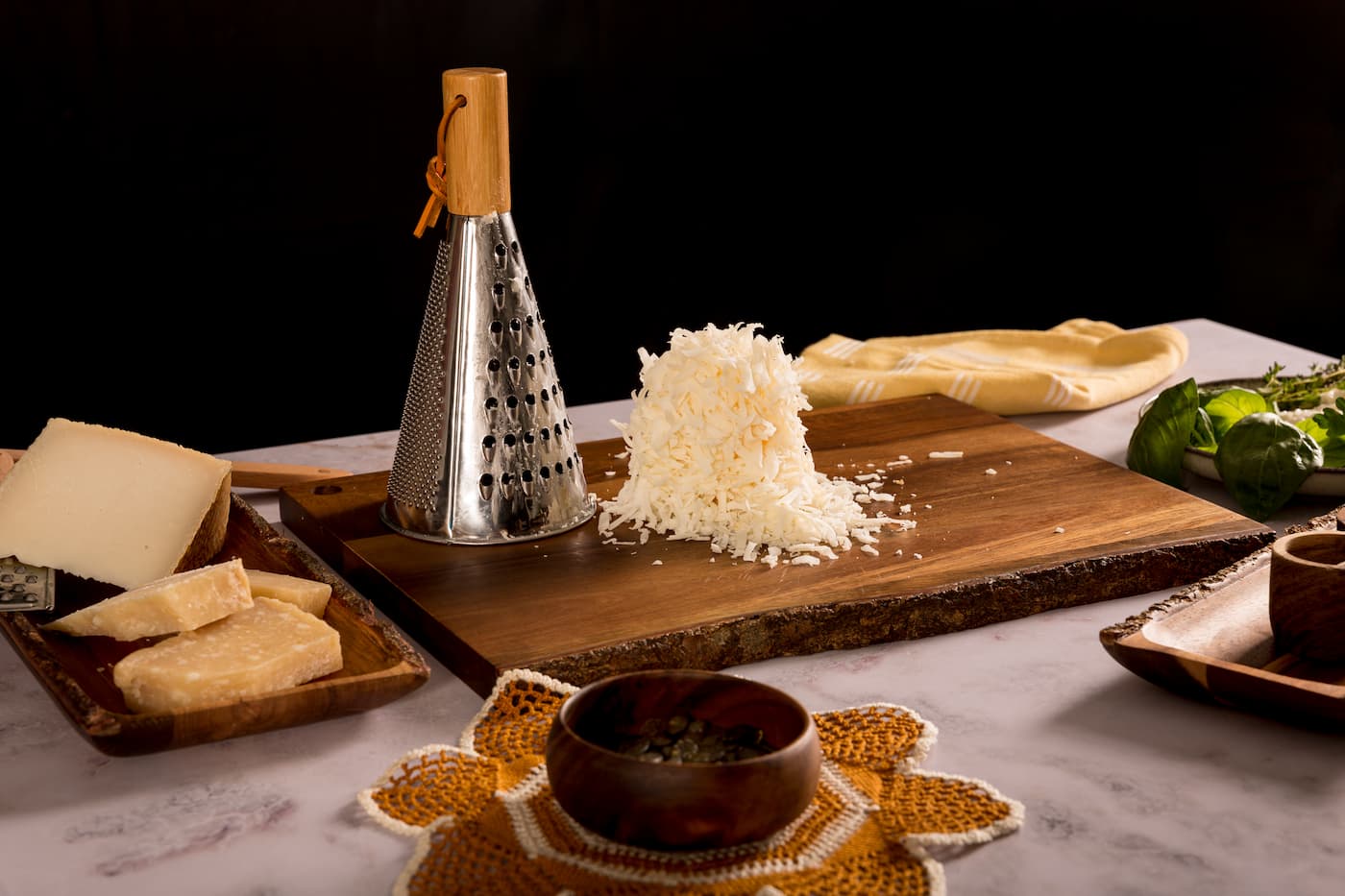 Receta Ravioli de Calabaza y Toque de Mantequilla con salsa tres quesos. Paso 2: rayamos el queso manchego