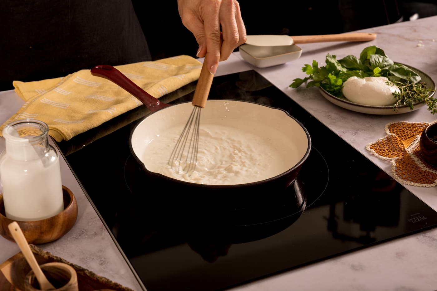 Receta Ravioli de Calabaza y Toque de Mantequilla con salsa tres quesos. Paso 3: vertemos la nata y la leche, y llevamos a ebullición