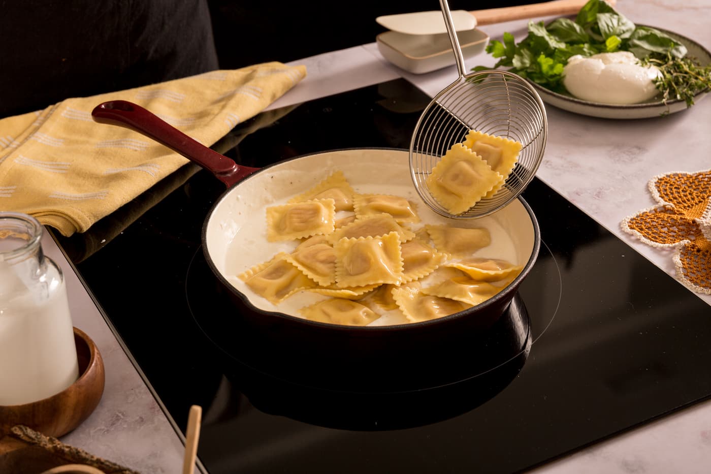 Receta Ravioli de Calabaza y Toque de Mantequilla con salsa tres quesos. Paso 4: vertemos la pasta rellena cocida y mezclamos con cuidado