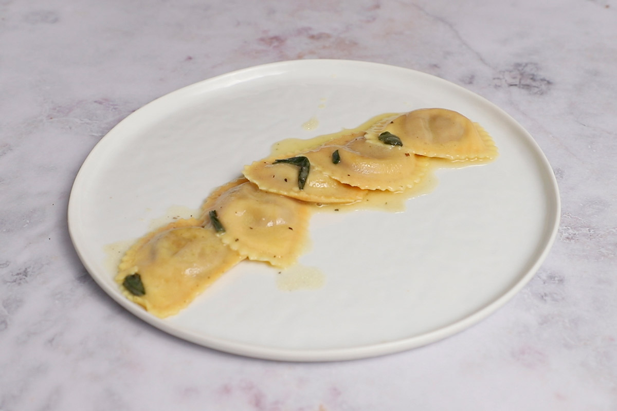 Ravioli de carne emplatado