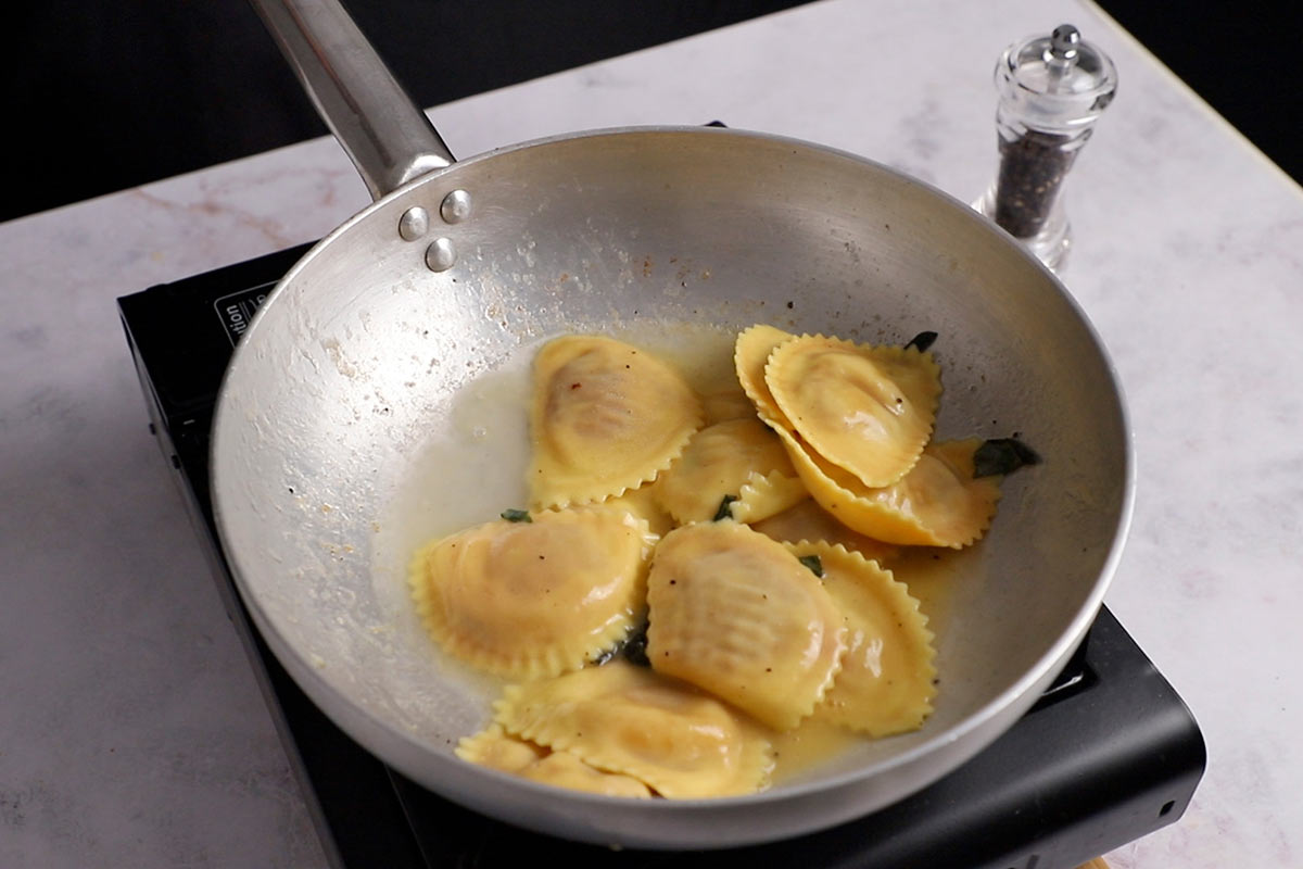 Ravioli de carne mantequilla y mezzelune