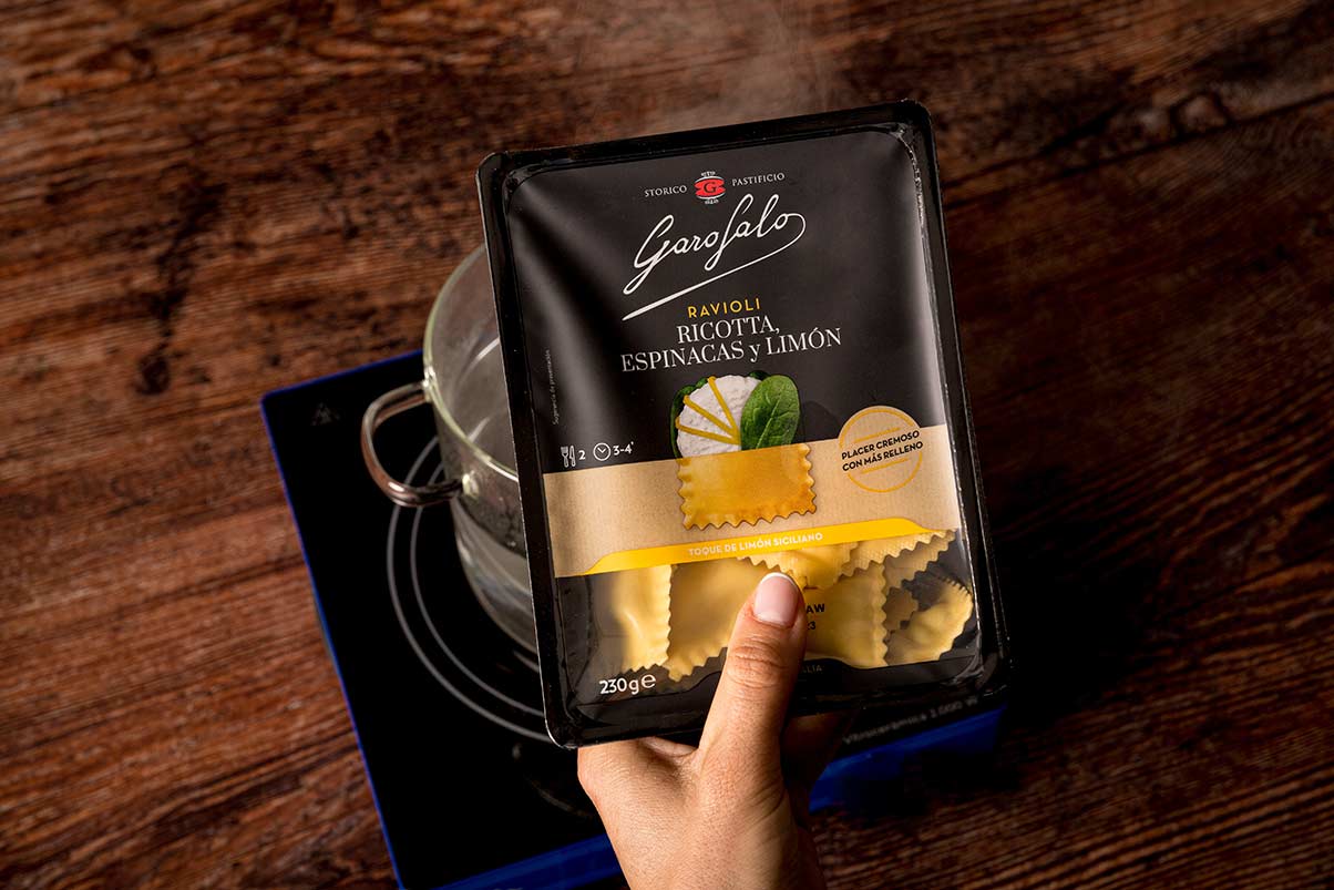 Recetas Ravioli de Ricotta, Espinacas y Limón con salsa de nata y salmón. Paso 1: paquete de ravioli