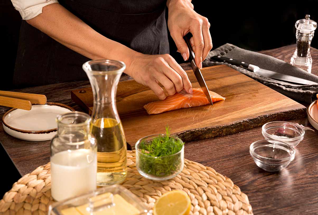 Recetas Ravioli de Ricotta, Espinacas y Limón con salsa de nata y salmón. Paso 2 cortamos el salmón