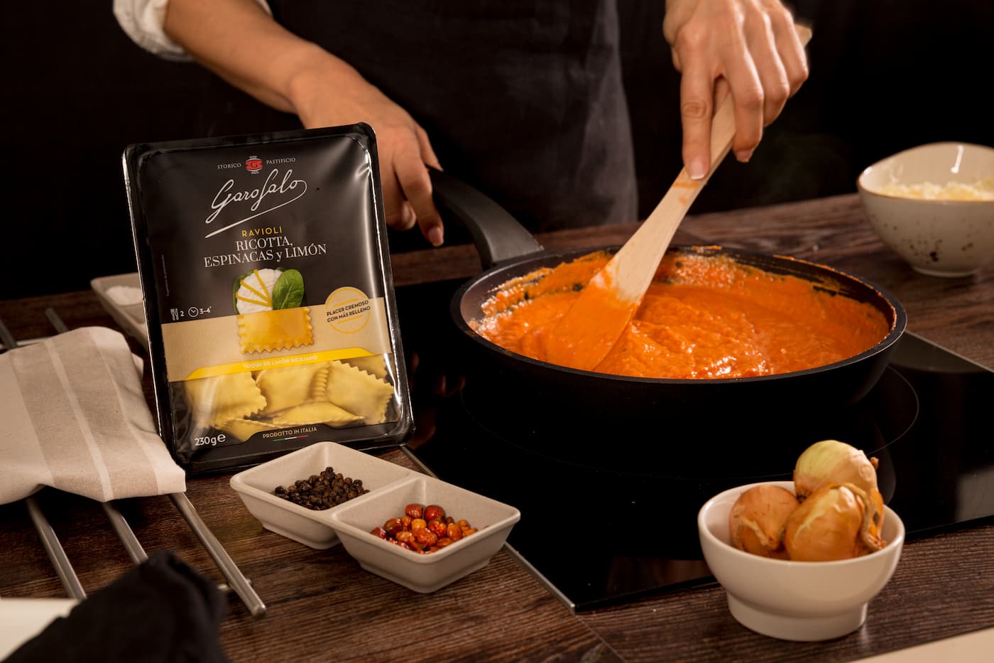 Receta Ravioli Ricotta, Espinacas y Limón al horno con salsa de vodka. Paso 2: añadimos el tomate triturado, una cucharadita de sal y pimienta negra y más adelante el vodka
