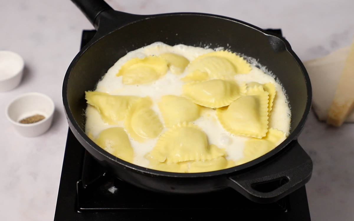 Paso a paso raviolis con salsa de queso añade la pasta