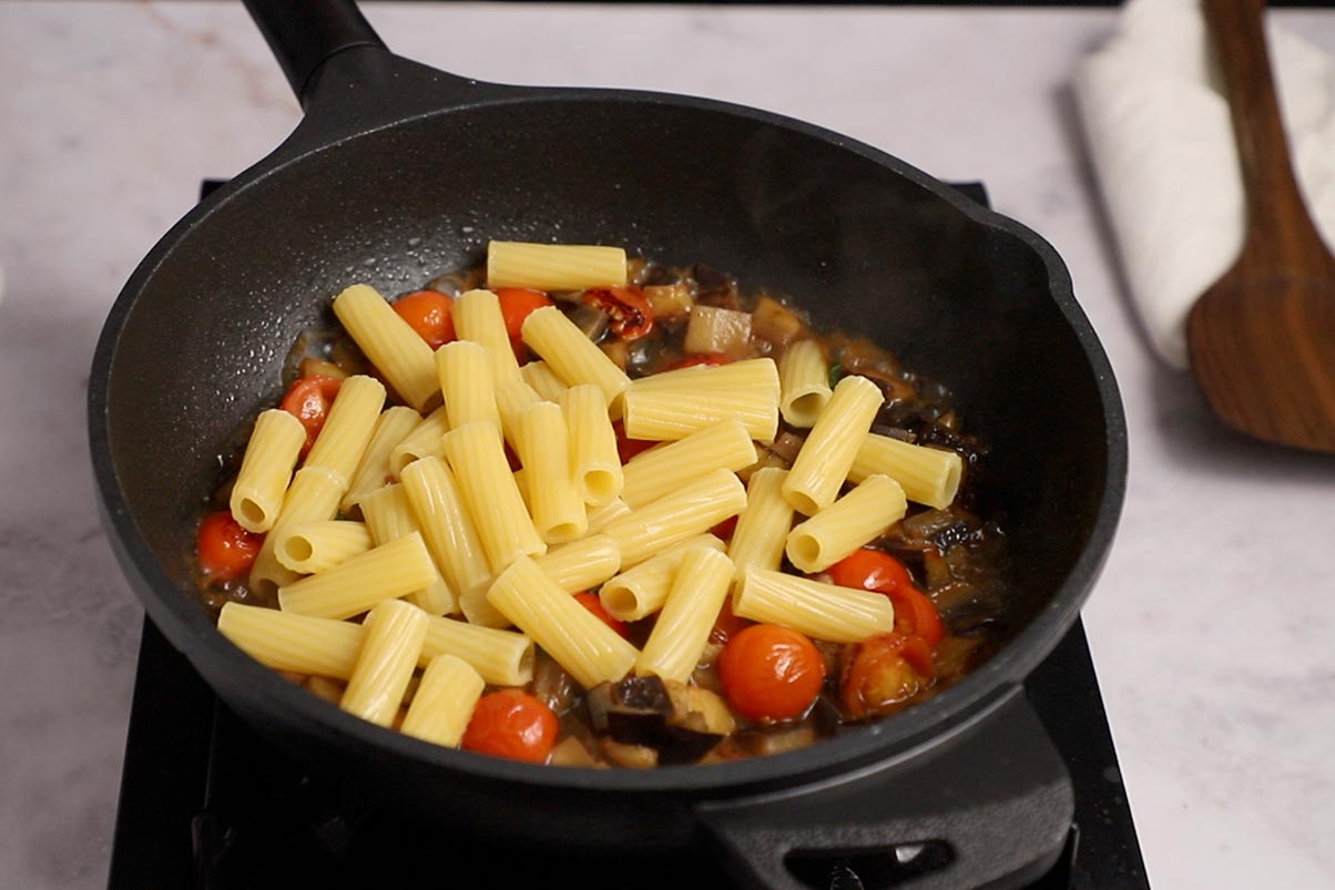 paso 4 Pasta Elicoidali con berenjena