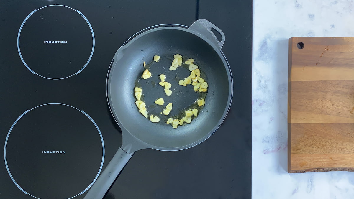 Receta de salsa para raviolis: Paso 1: Laminar ajos