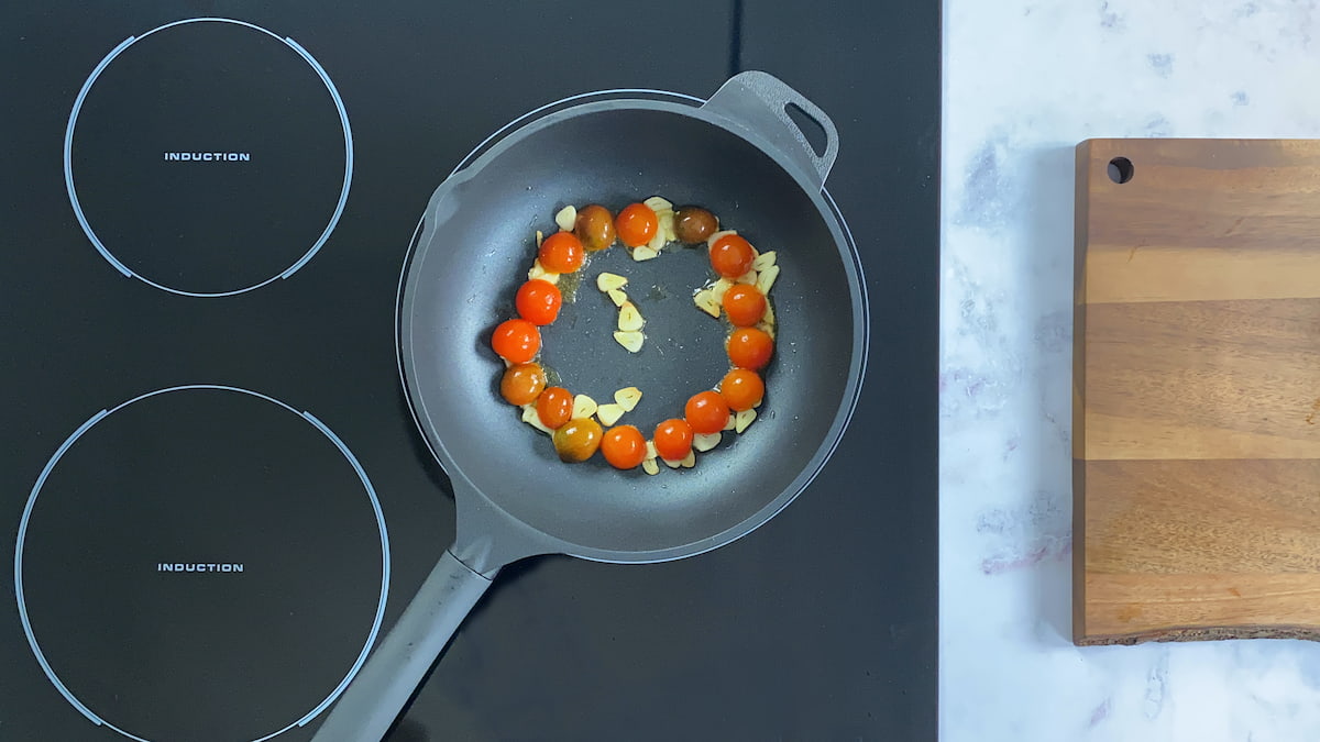 Receta de salsa para raviolis: Paso 2: Sofreír los tomates cherry