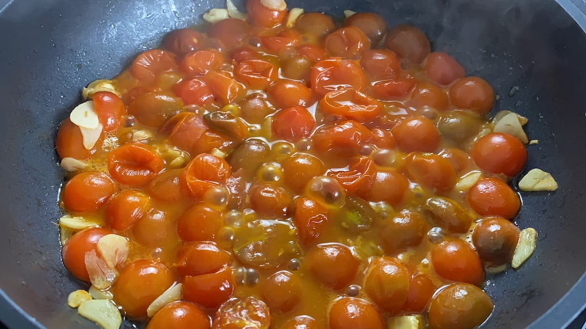 Receta de salsa para raviolis: Paso 3: Dejar cocinar los tomates cherry