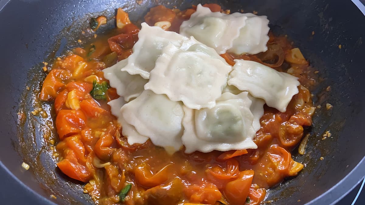 Receta de salsa para raviolis: Paso 5: Cocinar la pasta e incorporar a la sartén