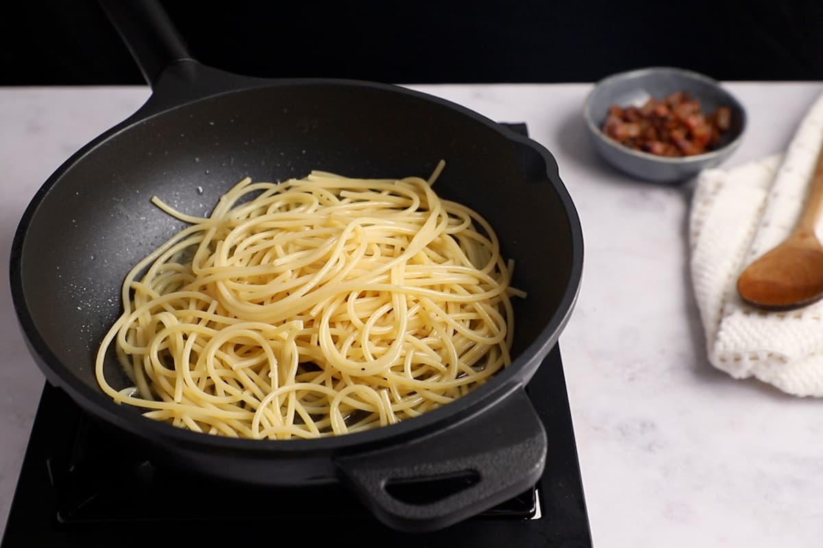 Receta Espagueti a la carbona. Paso 3: Mezla en una sartén la pasta cocida y la grasa del guanciale