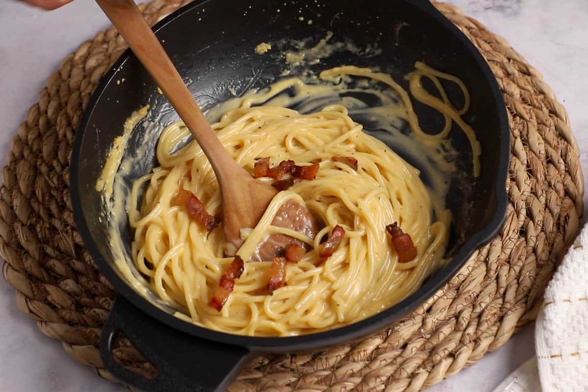 Receta Espagueti a la carbona. Paso 4: Incorpora el guanciale a toda la mezcla de pasta y salsa