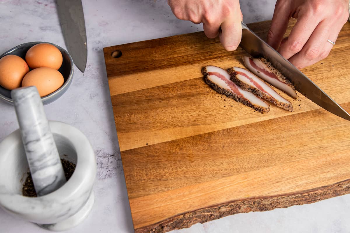 Receta Espagueti a la carbona. Paso 1. Dora el guanciale en una sartén
