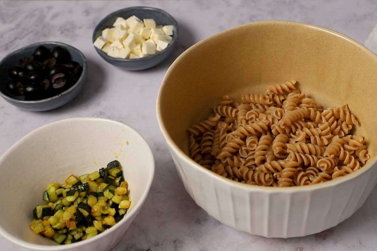 Paso a paso de recetas de ensaladas con pasta: todo listo