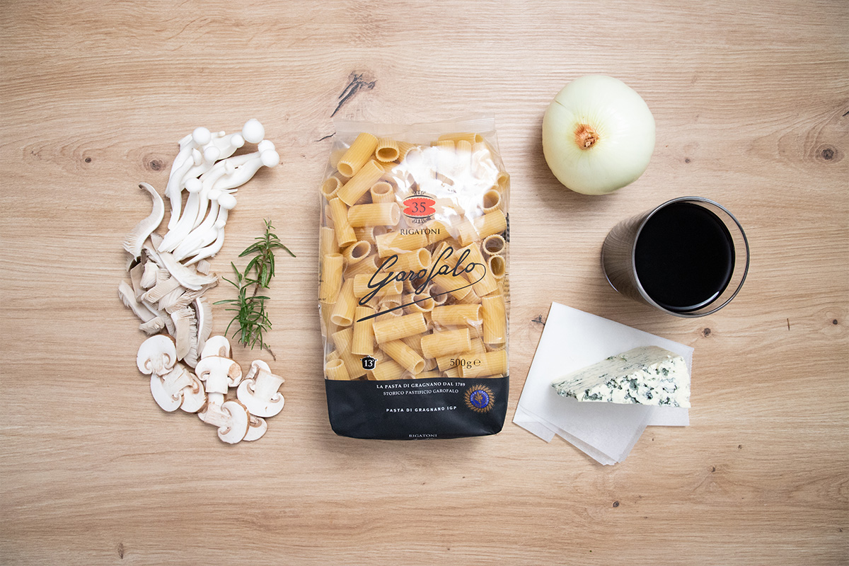 paso a paso ingredientes Rigatoni rellenos con queso azul y setas con salsa de vino tinto