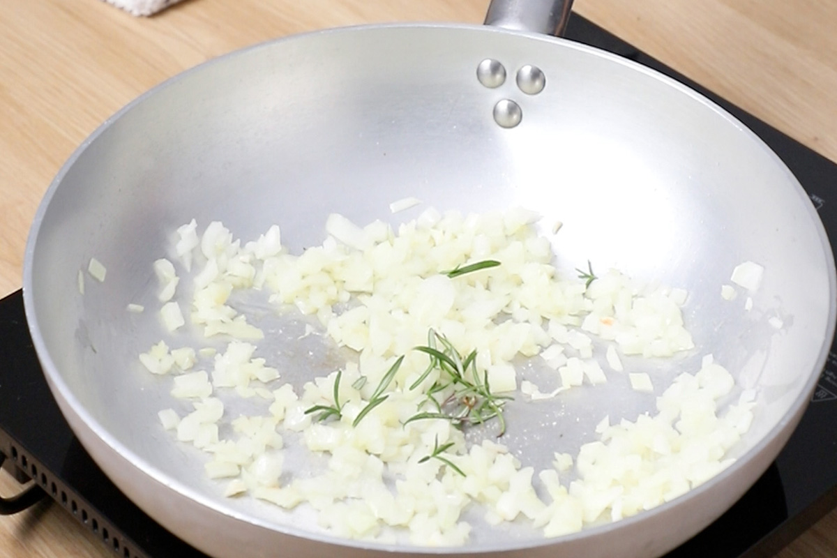 paso a paso pochar cebolla 46 Rigatoni rellenos con queso azul y setas con salsa de vino tinto