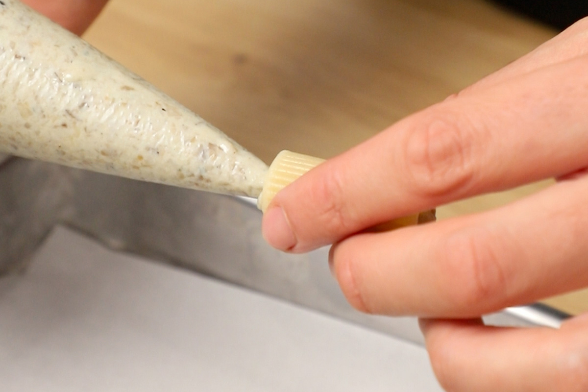 paso a paso rellenar Rigatoni rellenos con queso azul y setas con salsa de vino tinto