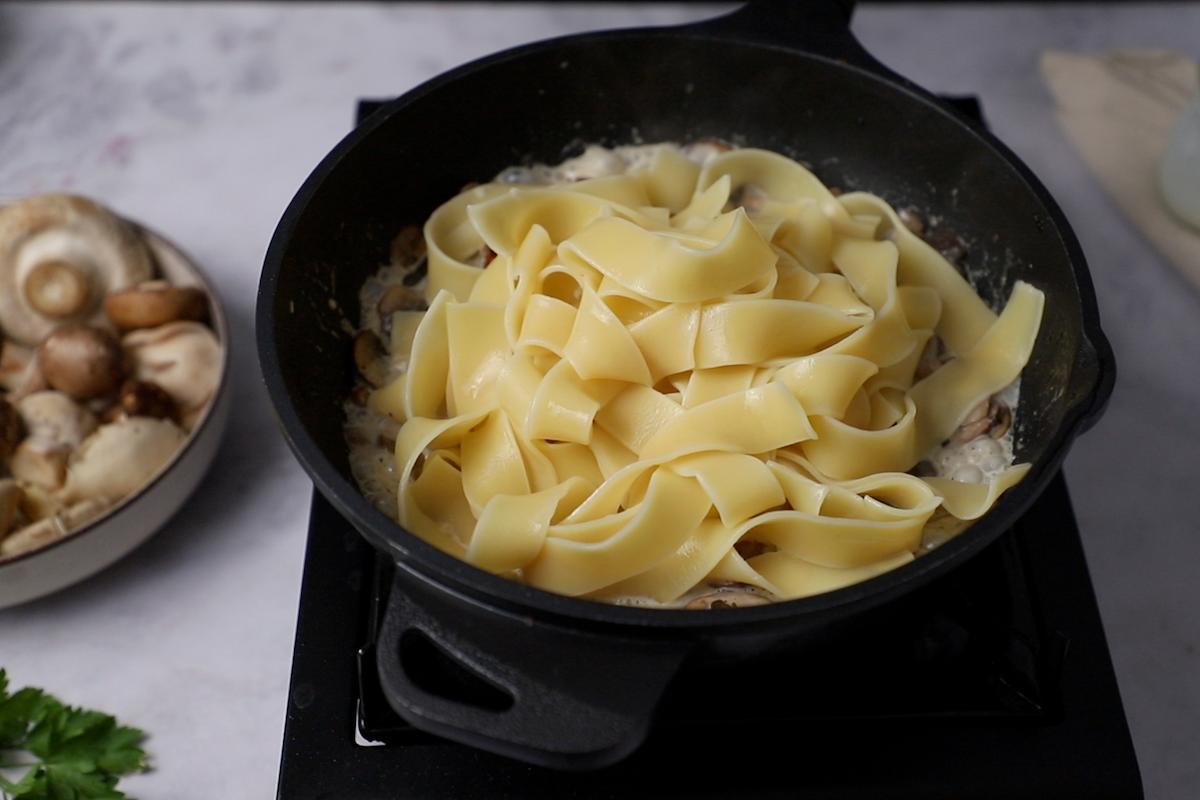 Paso a paso setas del bosque: añade la pasta