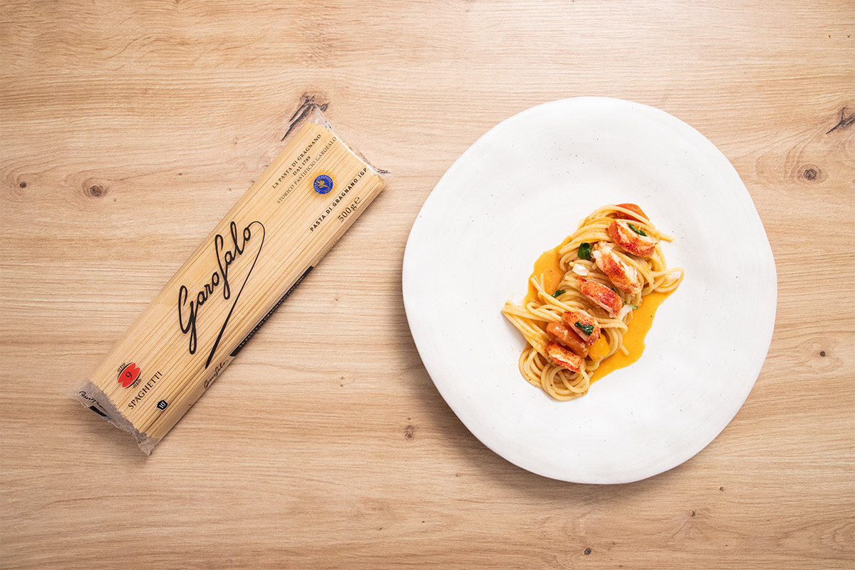 spaghetti con bogavante y tomates cherry