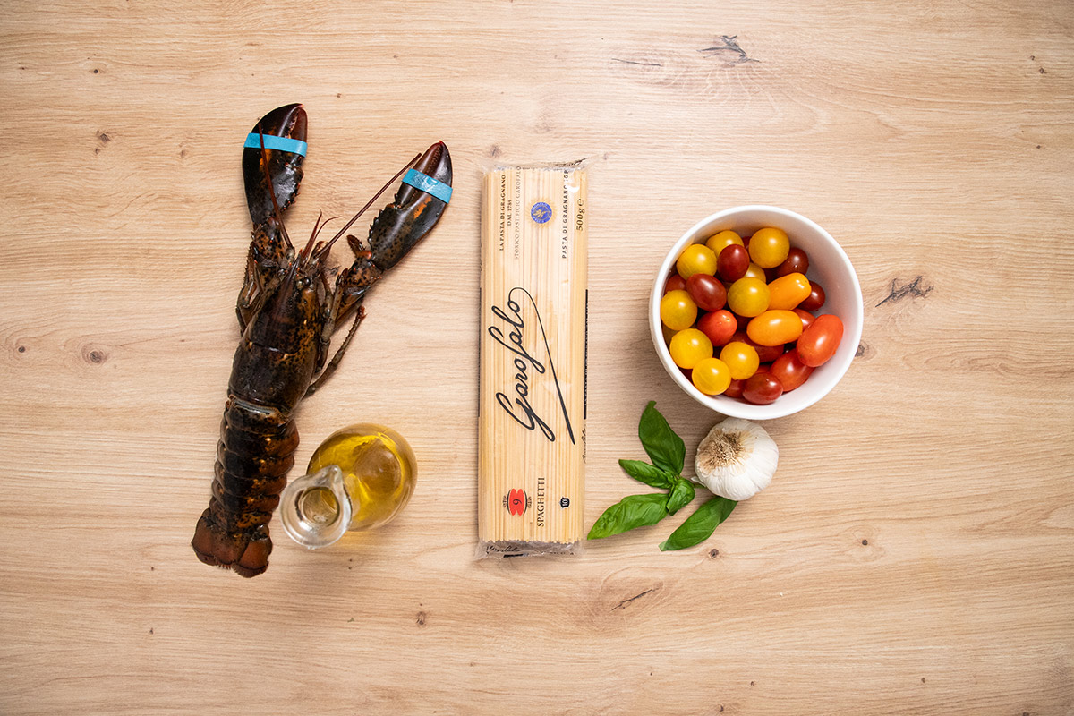 spaghetti con bogavante y tomates cherry