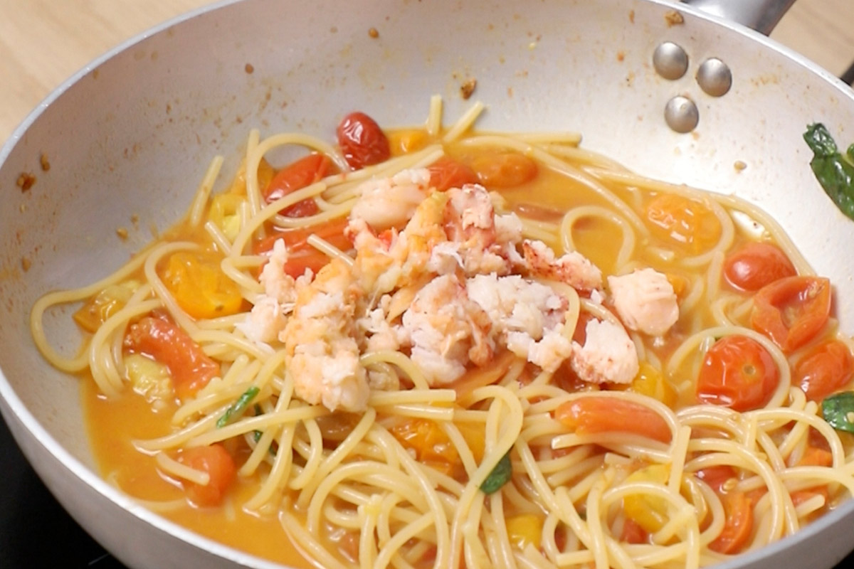 spaghetti con bogavante y tomates cherry