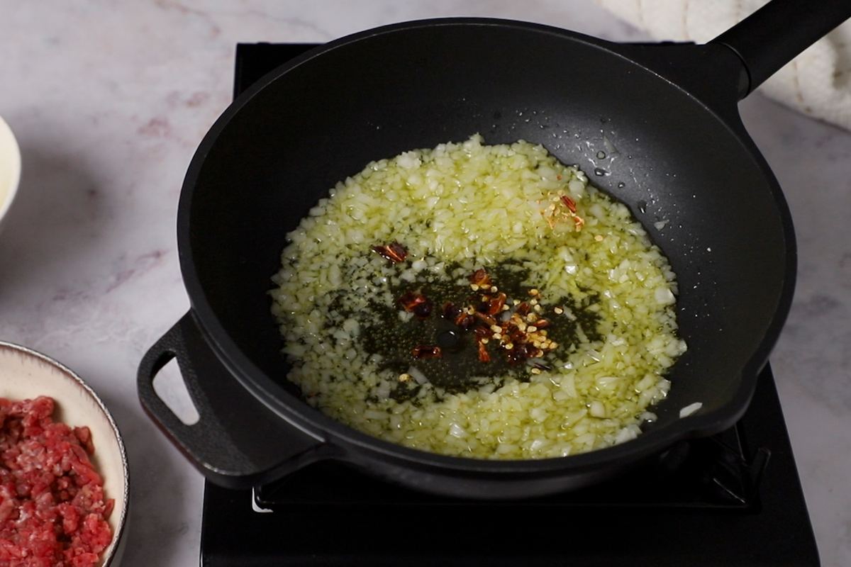 Paso a paso: prepara el sofrito del spaghetti con carne picada